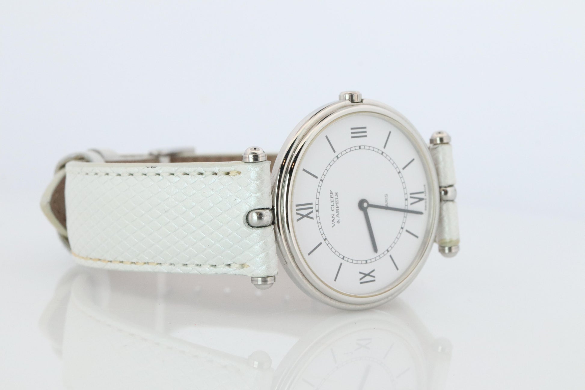 Van Cleef and Arpels 53 104 watch. La Collection 18k SS Round 32mm Watch