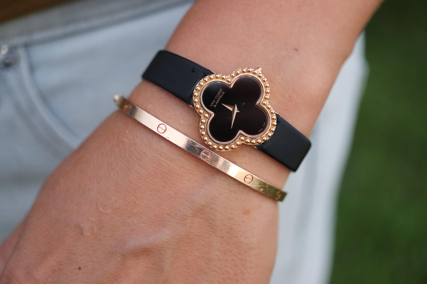 Van Cleef and Arpels Alhambra watch. 18k Gold VCA HH75210 Clove Black Dial.