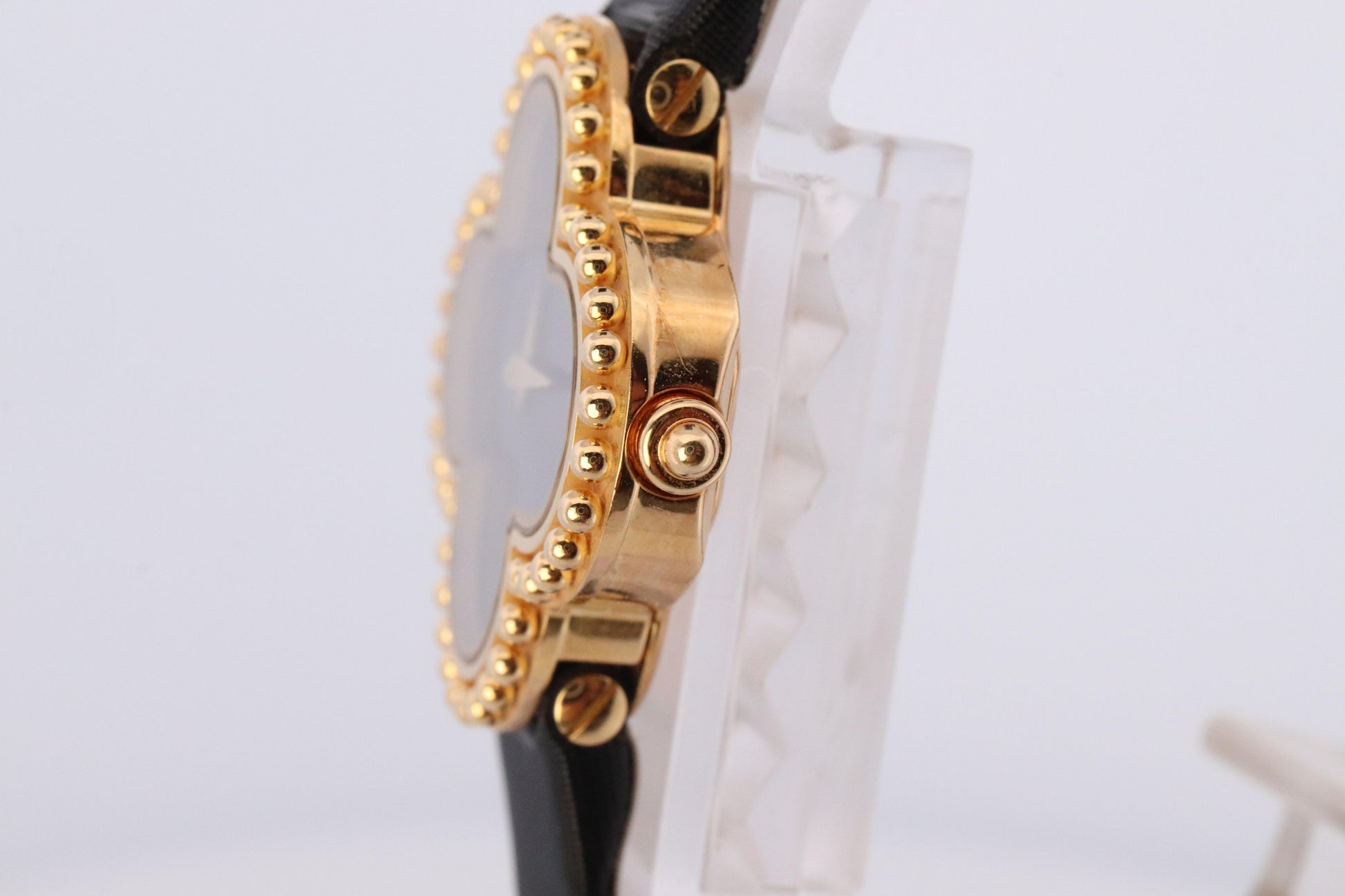 Van Cleef and Arpels Alhambra watch. 18k Gold VCA HH75210 Clove Black Dial.