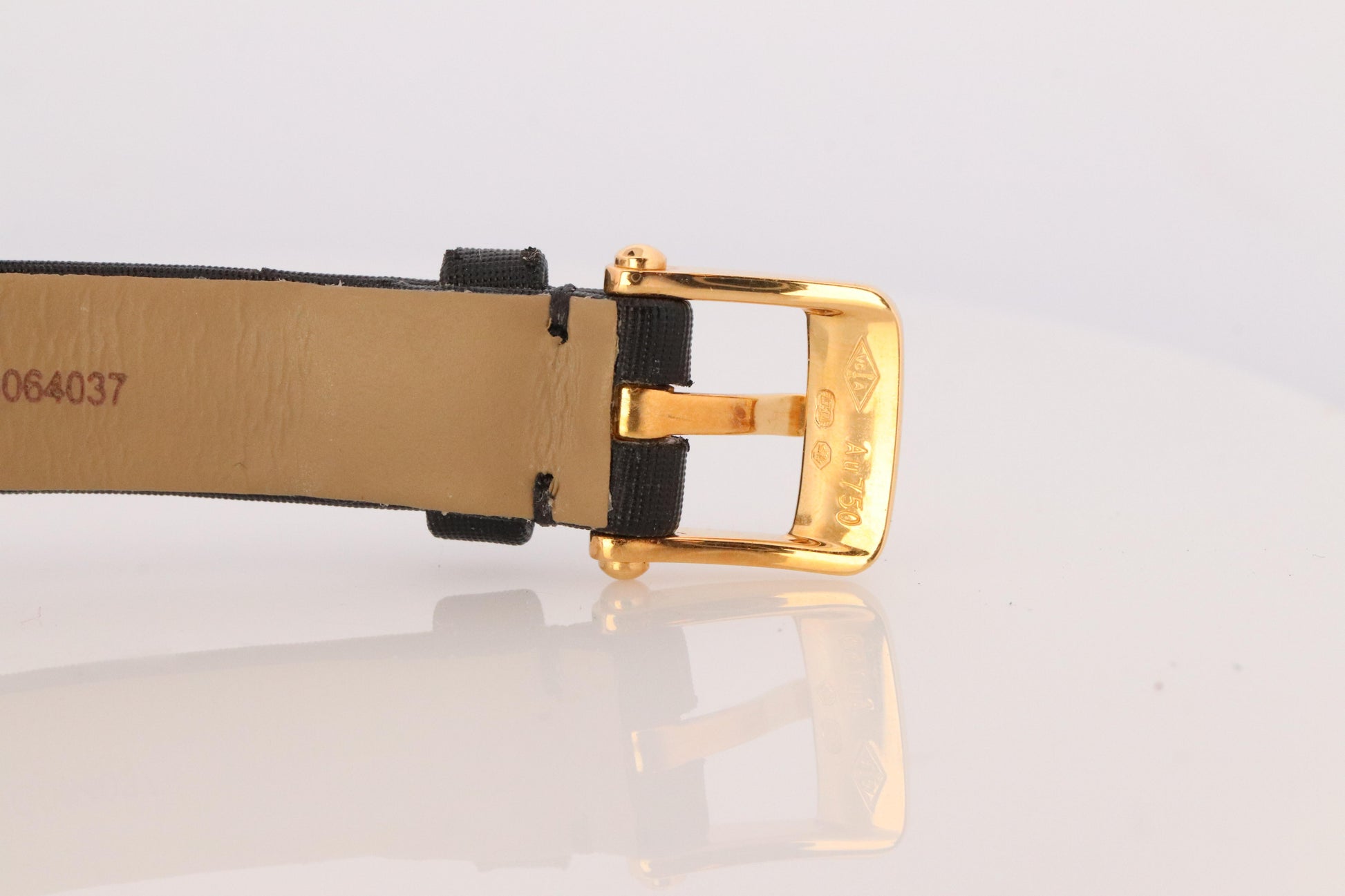 Van Cleef and Arpels Alhambra watch. 18k Gold VCA HH75210 Clove Black Dial.