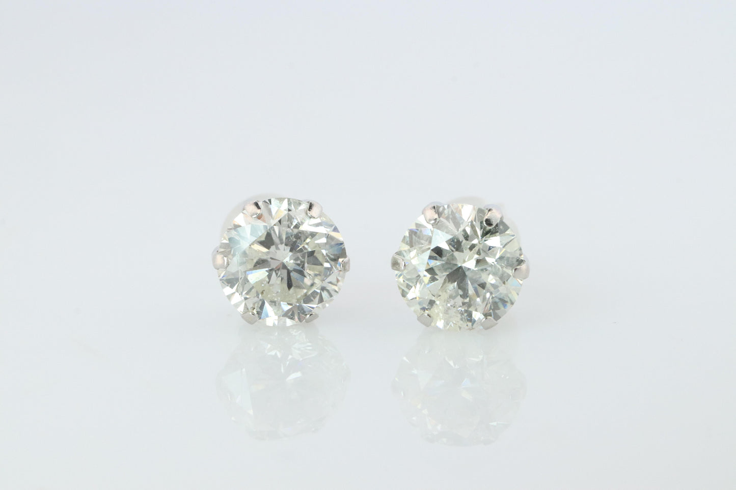 Diamond Stud Earrings. Platinum PT900 2.1ctw Diamond Claw Studs Earrings.