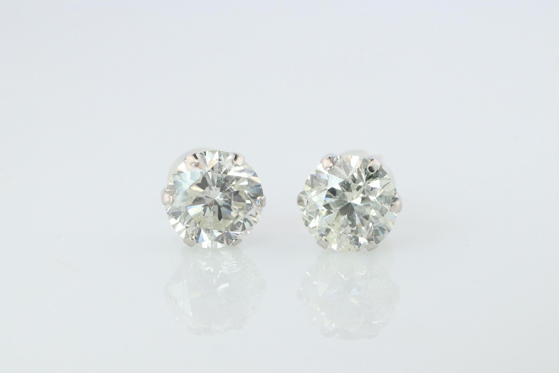 Diamond Stud Earrings. Platinum PT900 2.1ctw Diamond Claw Studs Earrings.