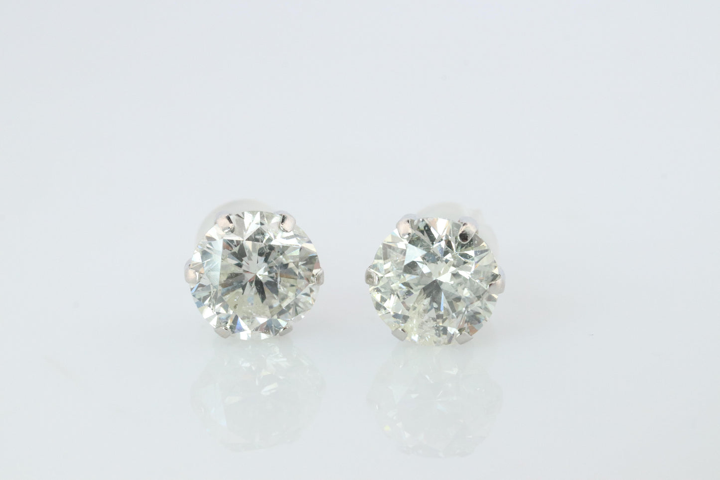 Diamond Stud Earrings. Platinum PT900 2.1ctw Diamond Claw Studs Earrings.