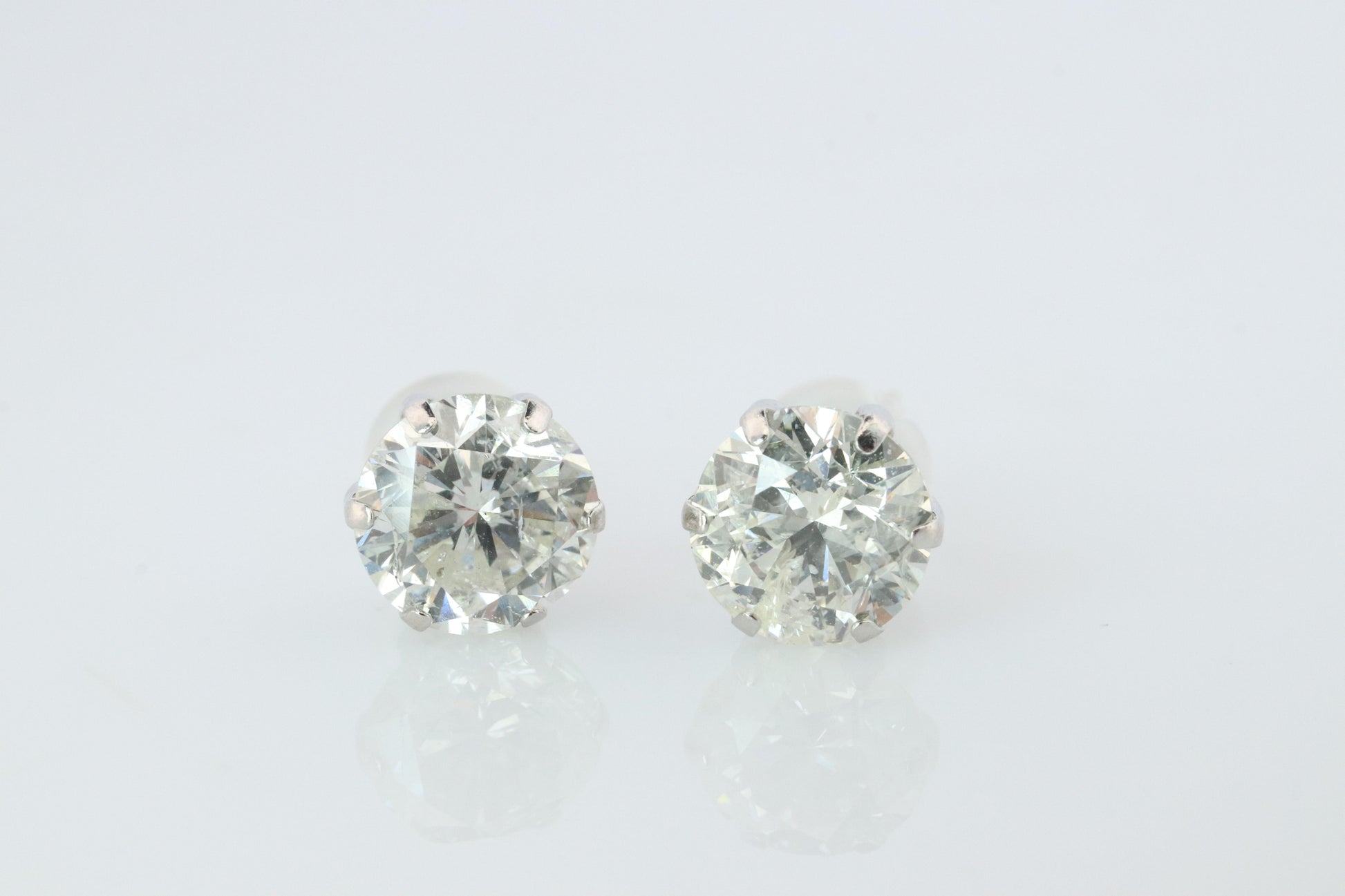 Diamond Stud Earrings. Platinum PT900 2.1ctw Diamond Claw Studs Earrings.