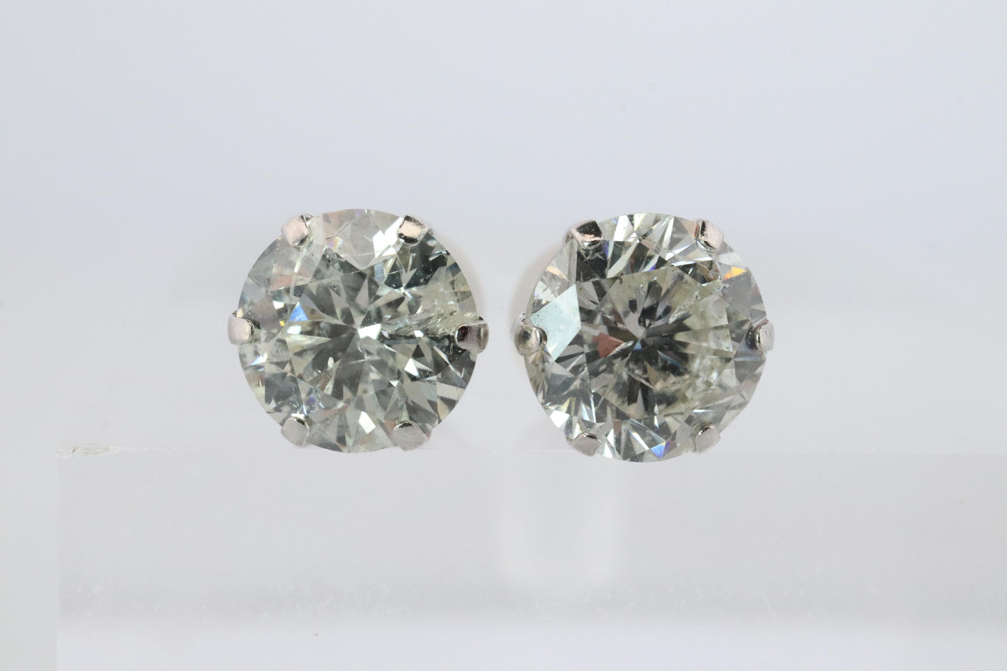 Diamond Stud Earrings. Platinum PT900 2.1ctw Diamond Claw Studs Earrings.