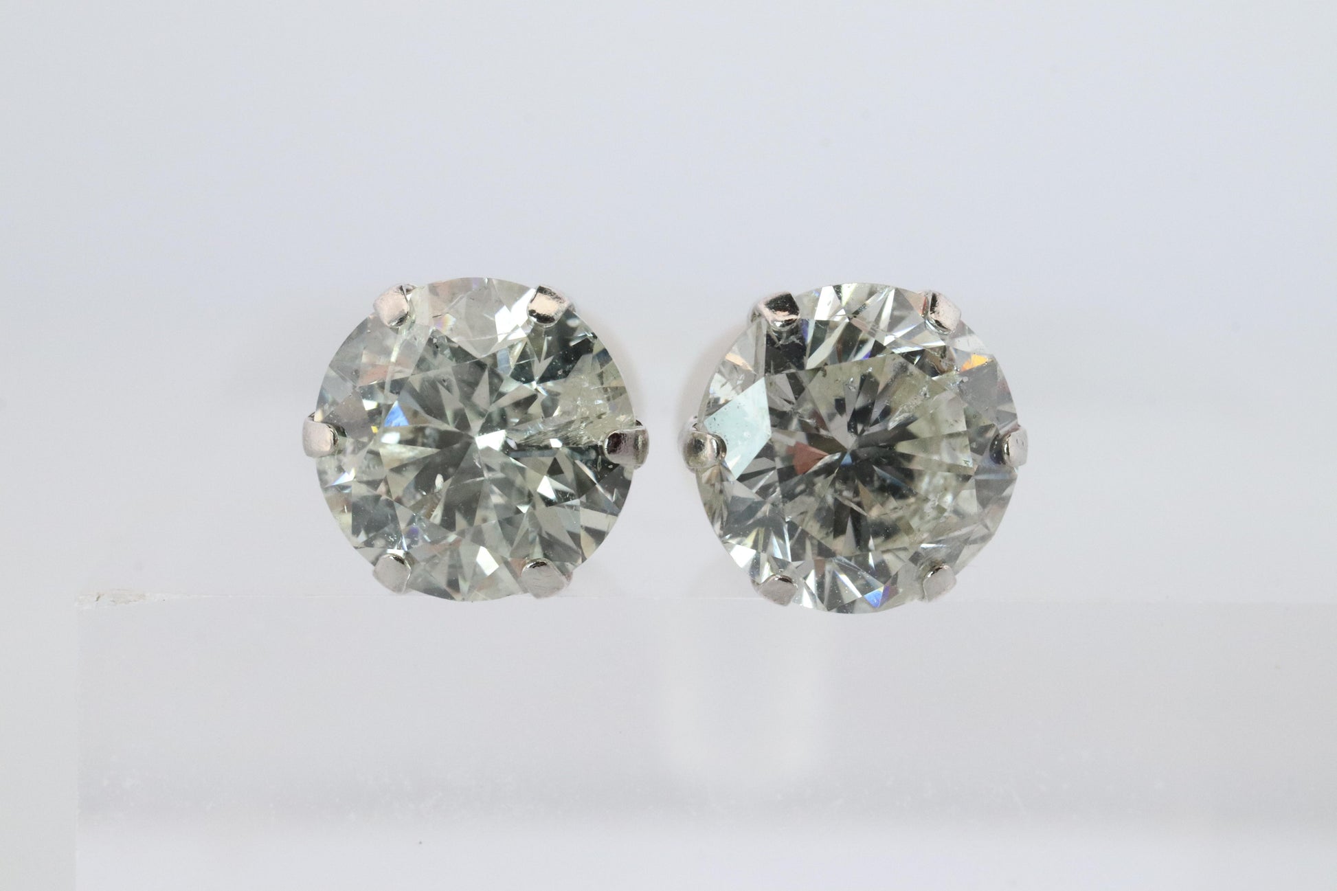 Diamond Stud Earrings. Platinum PT900 2.1ctw Diamond Claw Studs Earrings.