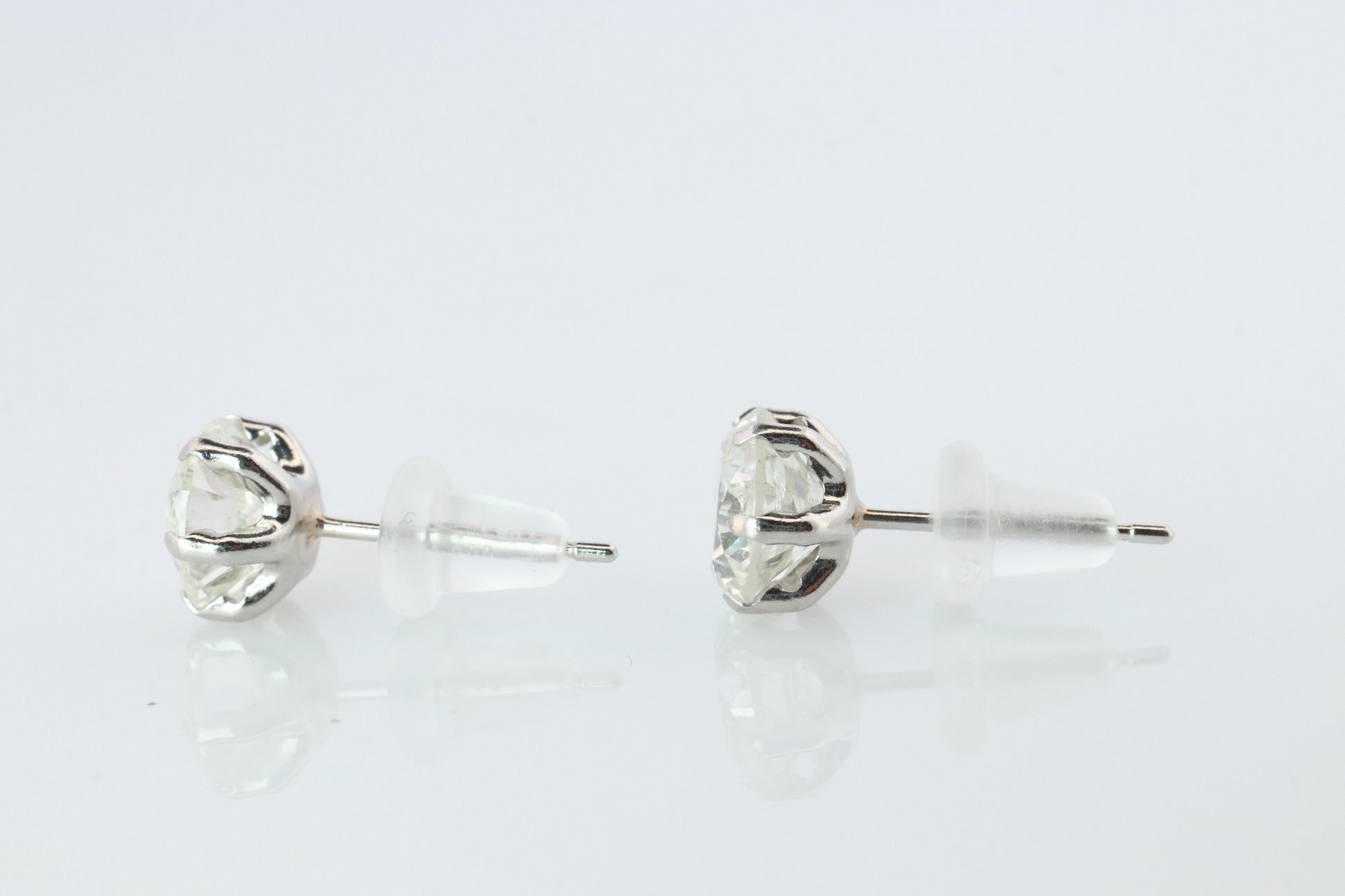 Diamond Stud Earrings. Platinum PT900 2.1ctw Diamond Claw Studs Earrings.