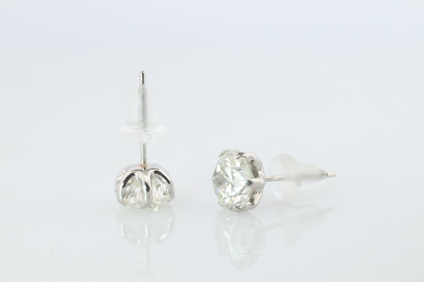 Diamond Stud Earrings. Platinum PT900 2.1ctw Diamond Claw Studs Earrings.