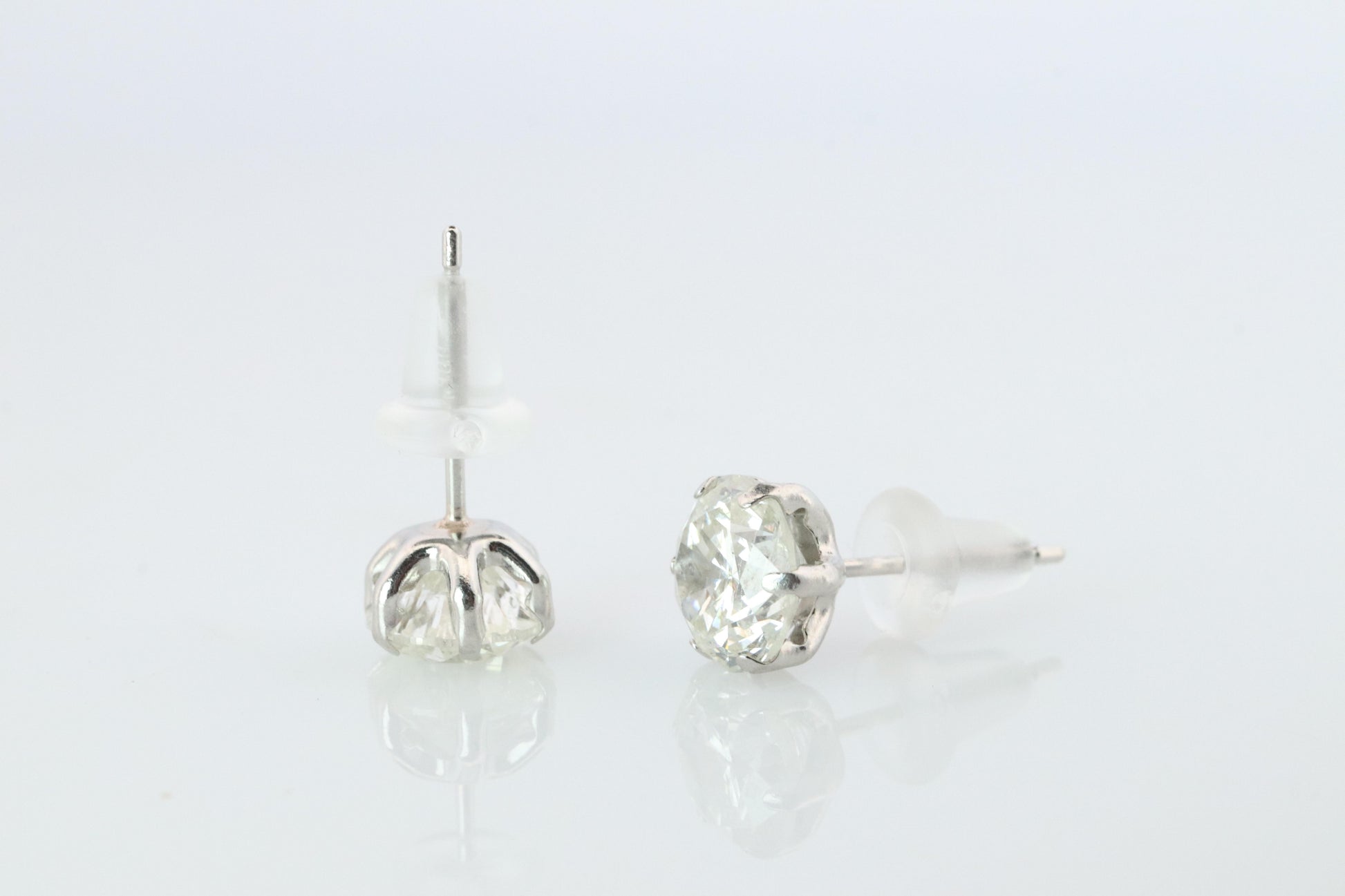 Diamond Stud Earrings. Platinum PT900 2.1ctw Diamond Claw Studs Earrings.