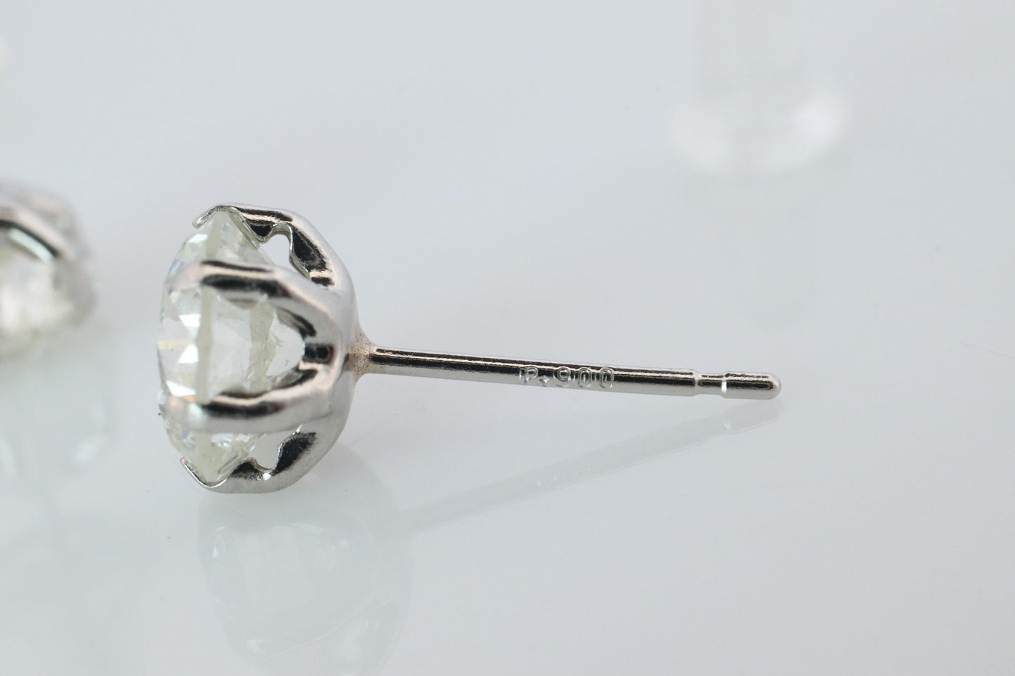 Diamond Stud Earrings. Platinum PT900 2.1ctw Diamond Claw Studs Earrings.