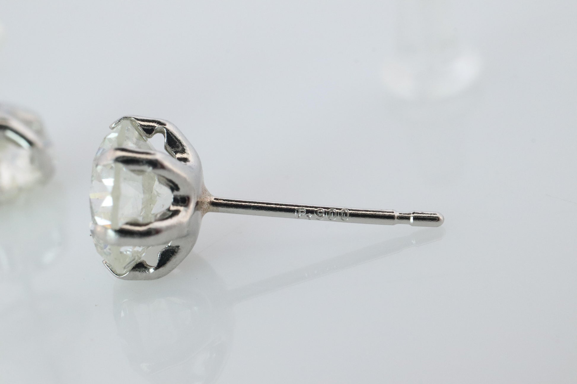Diamond Stud Earrings. Platinum PT900 2.1ctw Diamond Claw Studs Earrings.