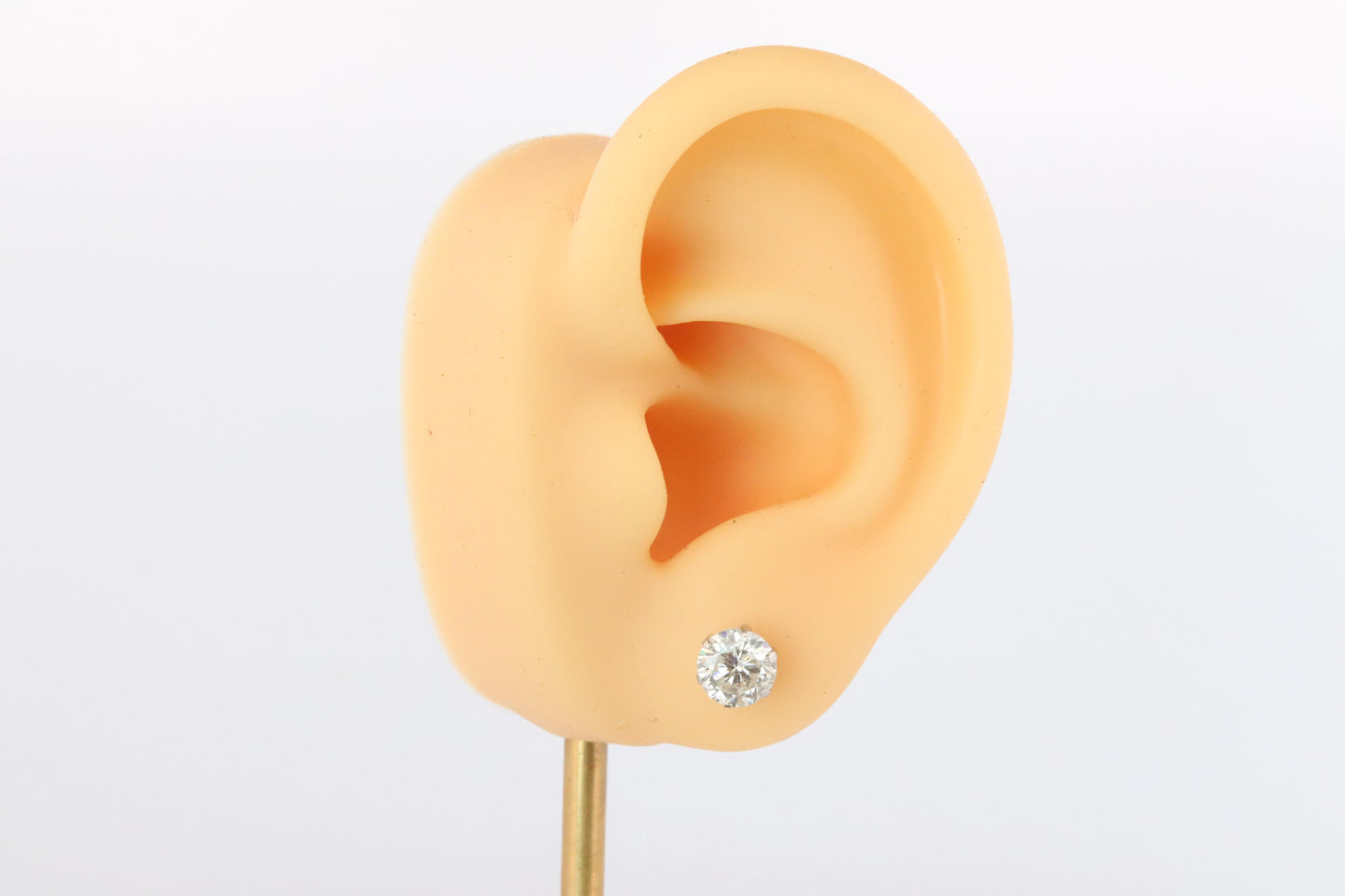 Diamond Stud Earrings. Platinum PT900 2.1ctw Diamond Claw Studs Earrings.
