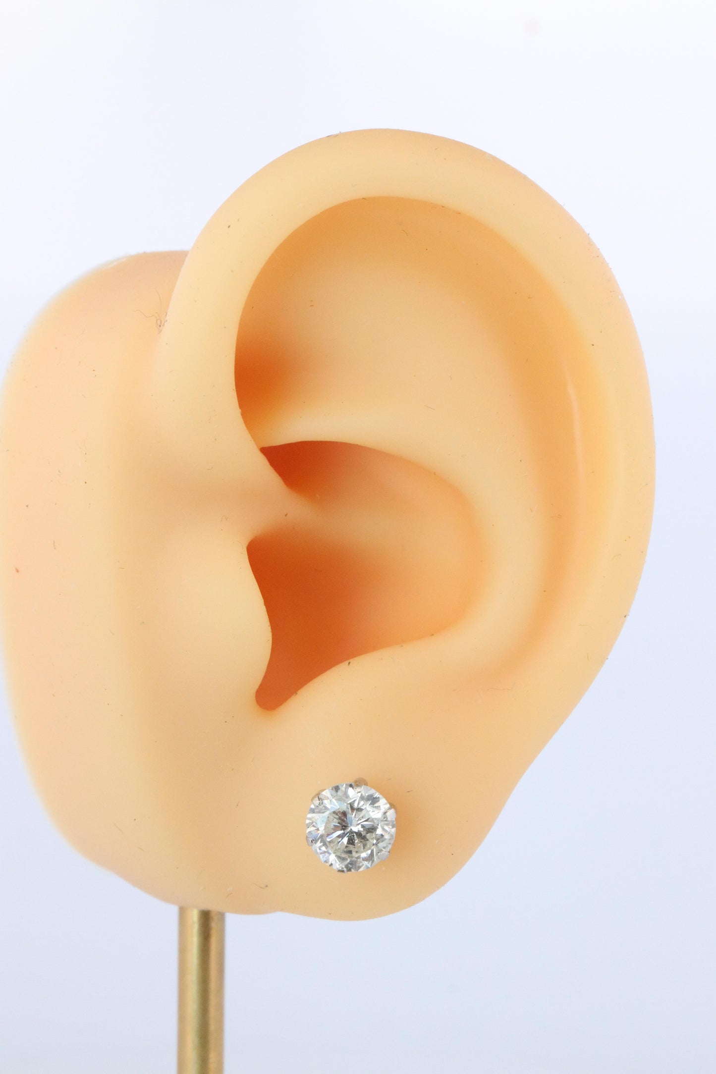 Diamond Stud Earrings. Platinum PT900 2.1ctw Diamond Claw Studs Earrings.