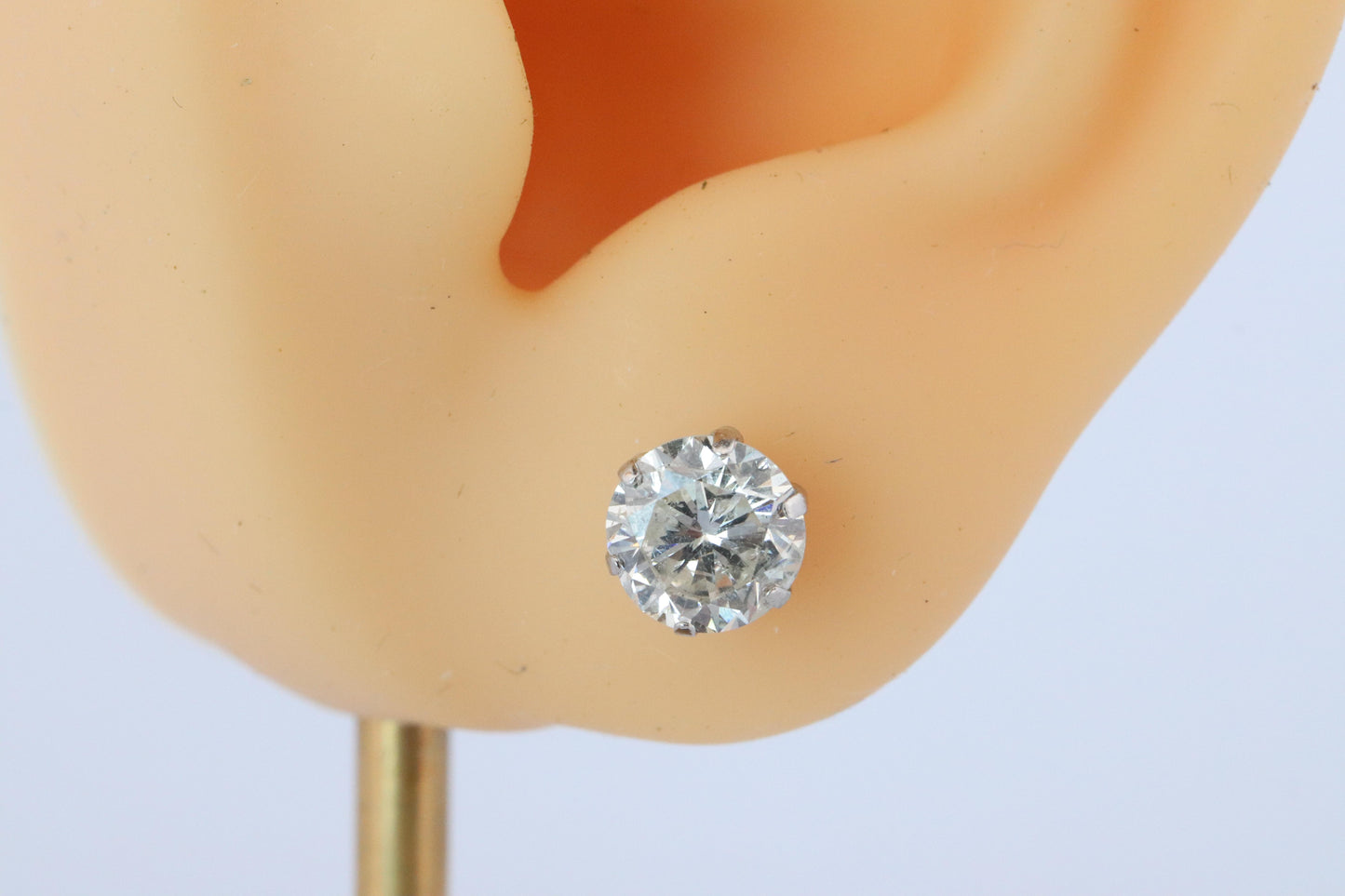 Diamond Stud Earrings. Platinum PT900 2.1ctw Diamond Claw Studs Earrings.