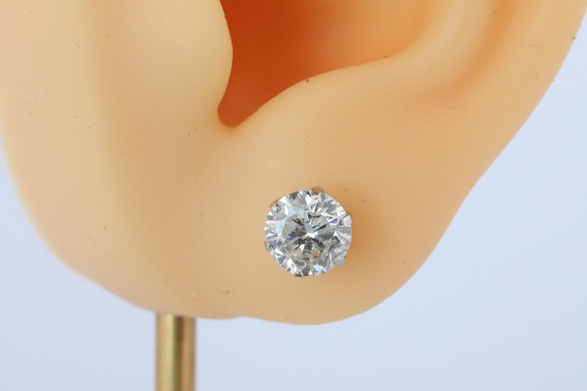 Diamond Stud Earrings. Platinum PT900 2.1ctw Diamond Claw Studs Earrings.