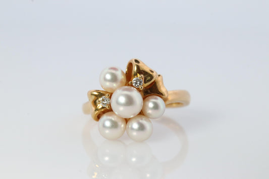 TASAKI Ring. Genuine 18k 750 Pearl Cluster. Akoya pearls and diamond Bouquet