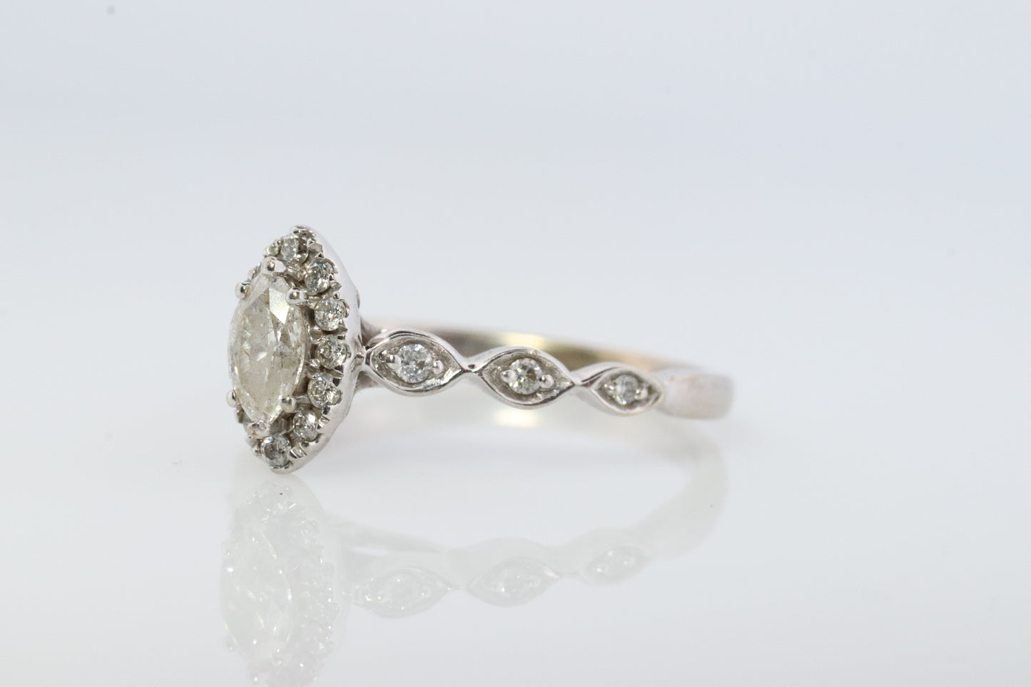 Marquise-Diamant-Solitär-Halo-Ring. 14 Karat Weißgold HALO Diamant Petite 0,20 ct Verlobungsring st(161/00)