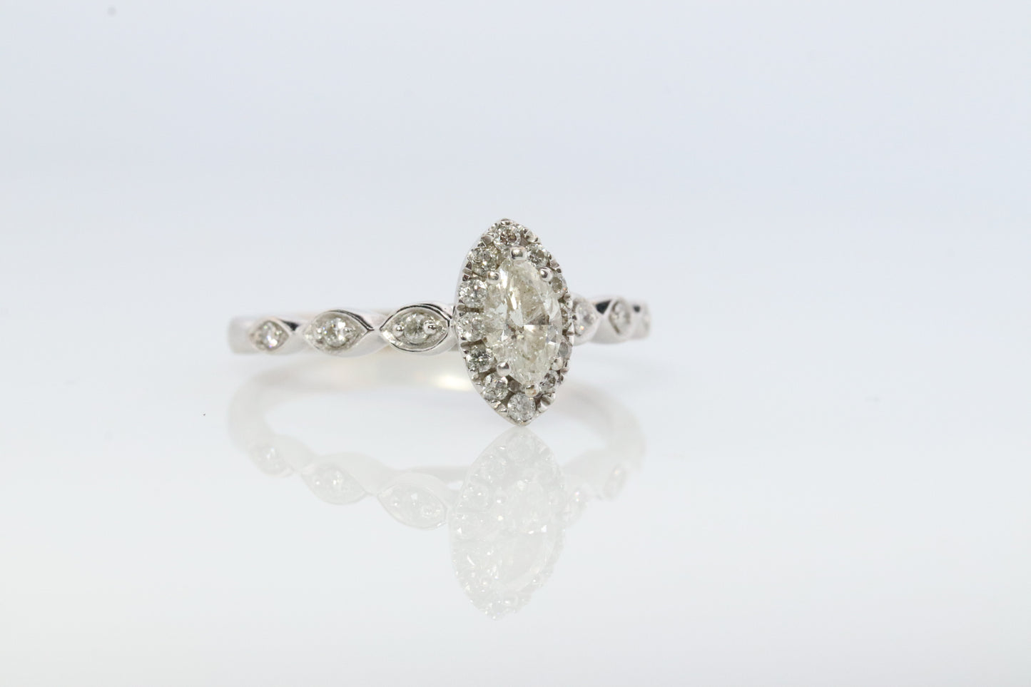 Marquise-Diamant-Solitär-Halo-Ring. 14 Karat Weißgold HALO Diamant Petite 0,20 ct Verlobungsring st(161/00)