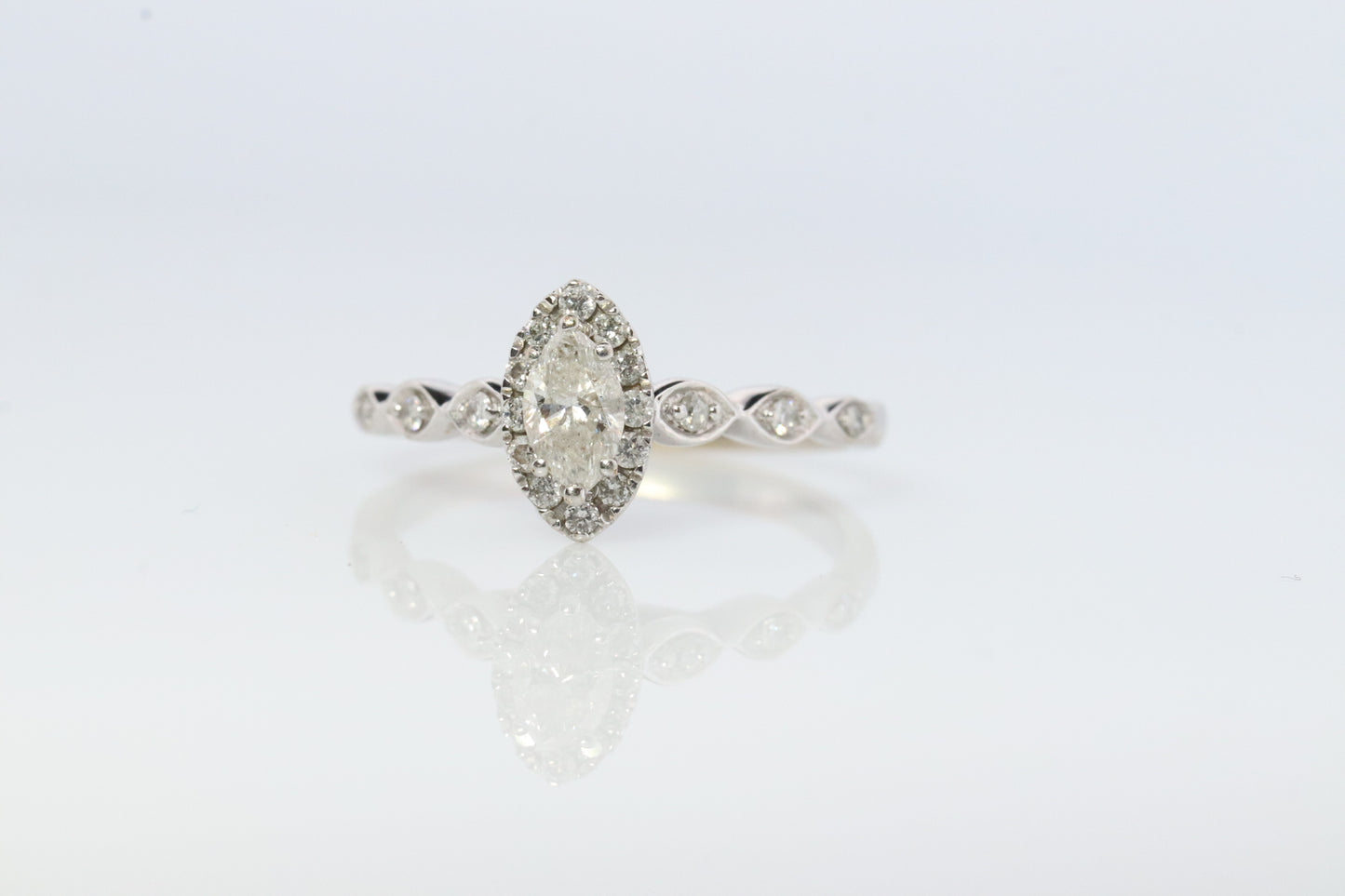 Marquise-Diamant-Solitär-Halo-Ring. 14 Karat Weißgold HALO Diamant Petite 0,20 ct Verlobungsring st(161/00)