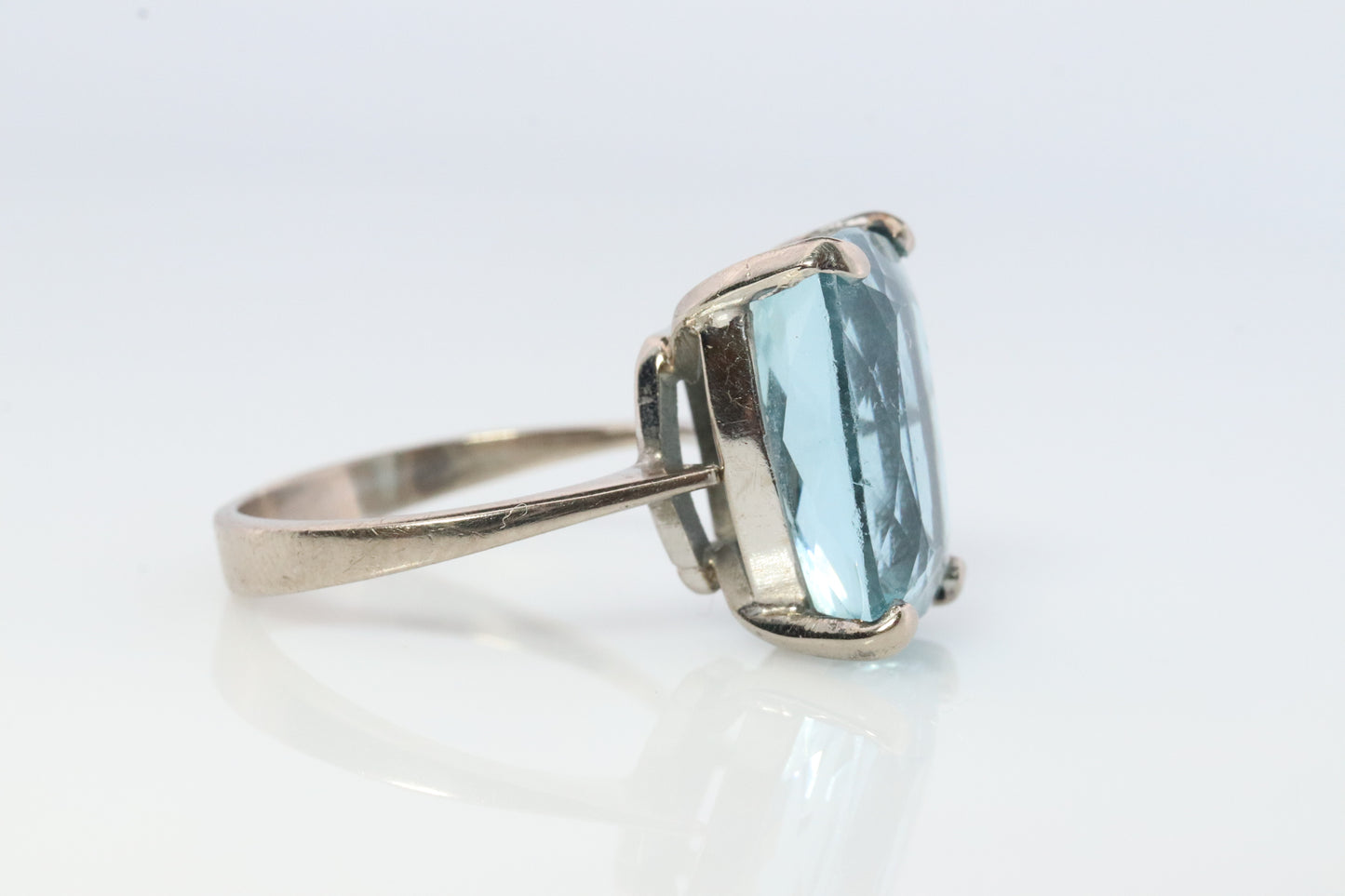 18-karätiger Aquamarin-Solitärring. Riesiger heller Aquamarin-Edelstein im Smaragdschliff von 8,5 ct. Verlobungsring