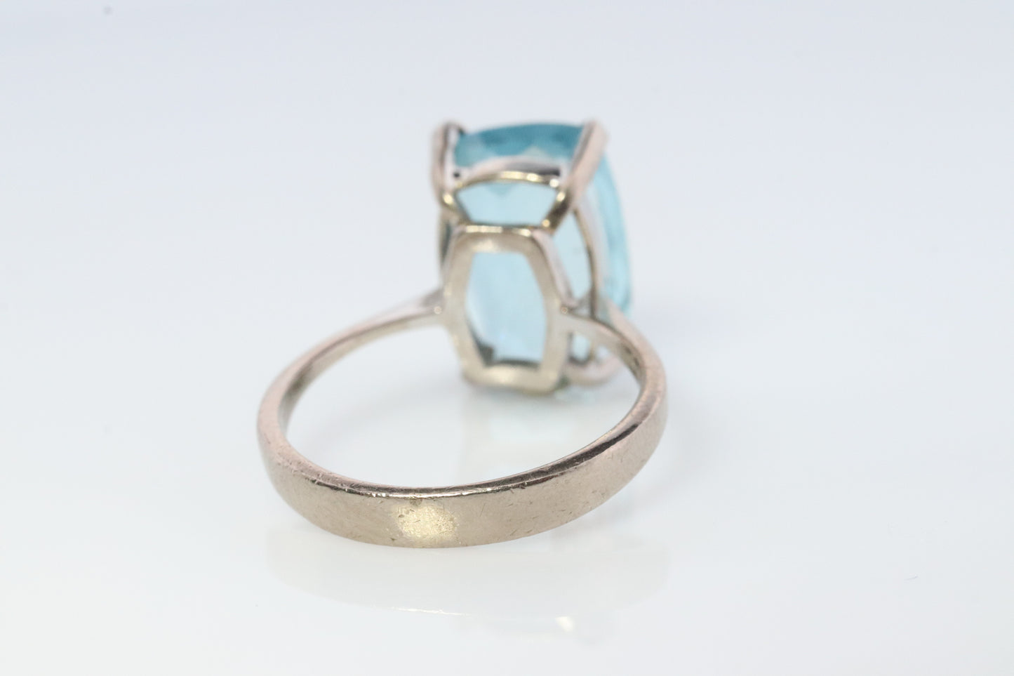 18-karätiger Aquamarin-Solitärring. Riesiger heller Aquamarin-Edelstein im Smaragdschliff von 8,5 ct. Verlobungsring