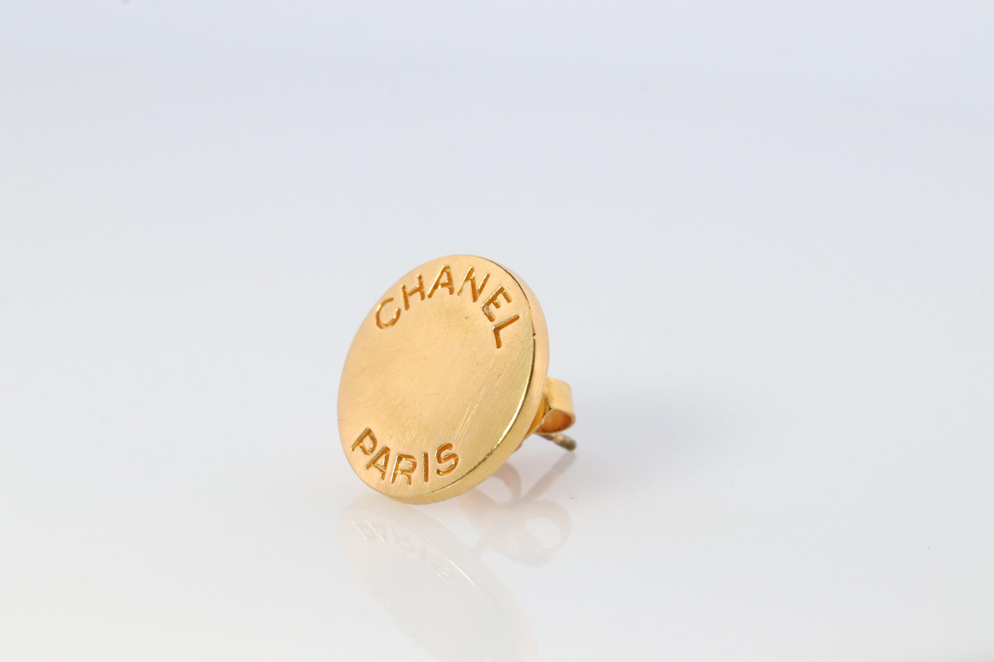 Chanel Earrings. Genuine CC CHANEL Round LOGO Chanel Paris Single earring