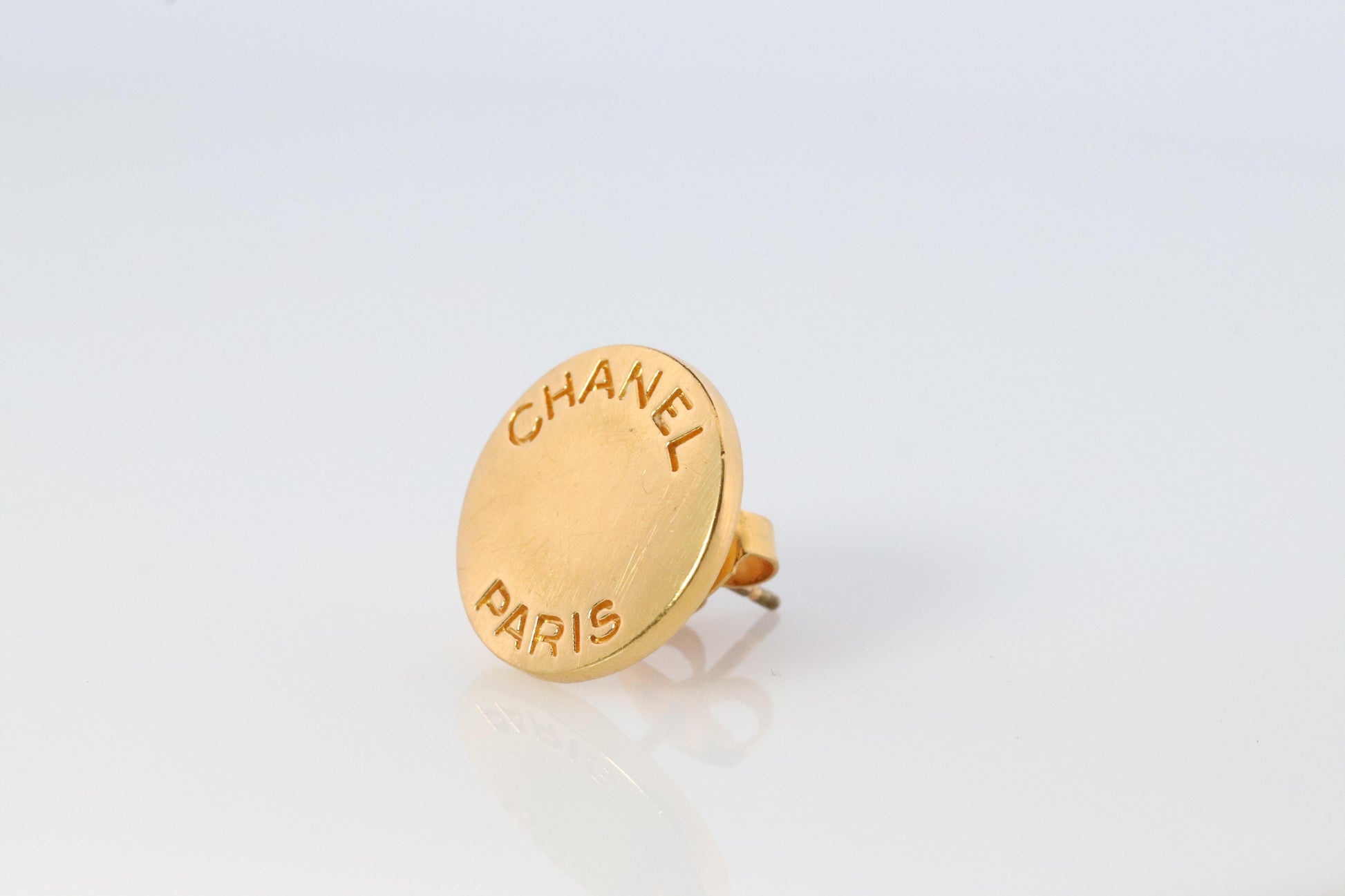 Chanel Earrings. Genuine CC CHANEL Round LOGO Chanel Paris Single earring