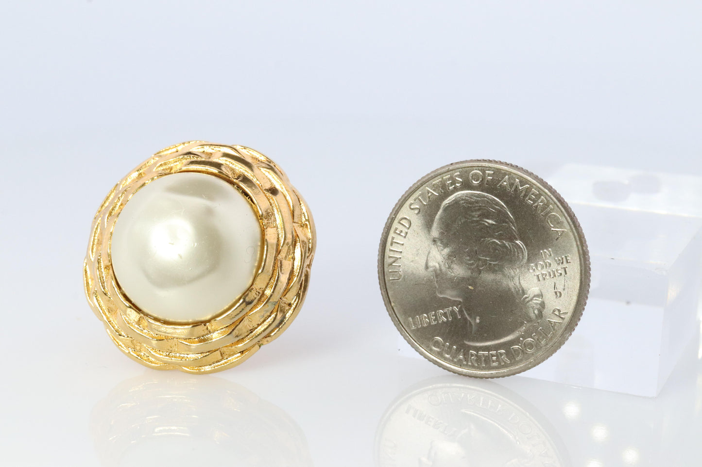 Chanel Earrings. Genuine CC CHANEL Pearl Flower Round earring