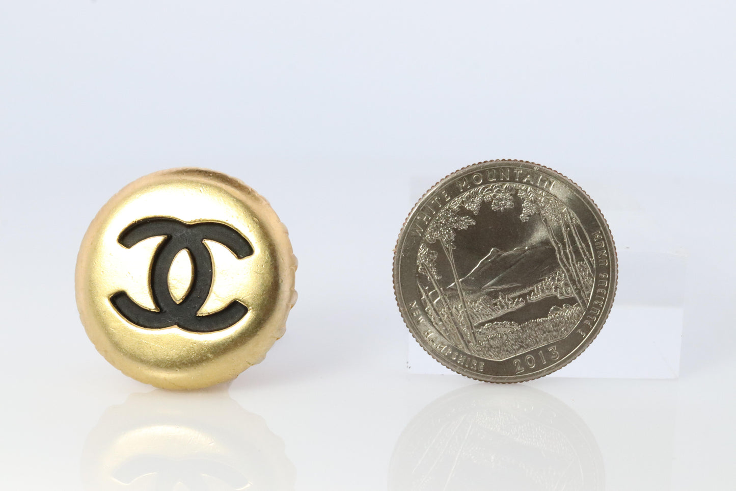 Chanel Earrings. Genuine CC CHANEL Round LOGO Bottle Cap Single earring