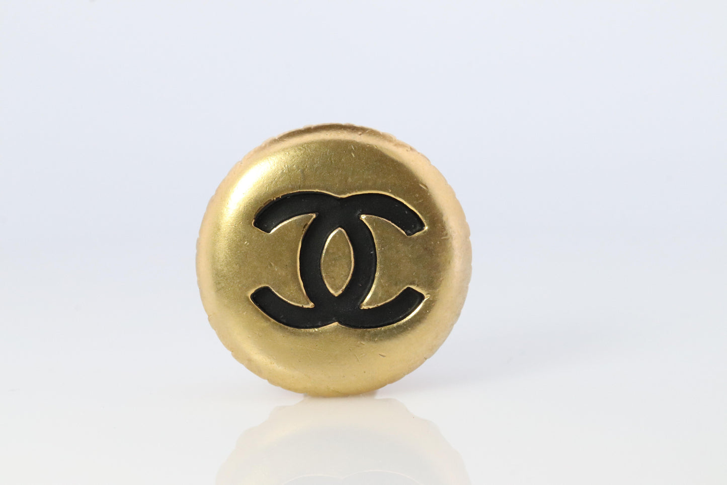 Chanel Earrings. Genuine CC CHANEL Round LOGO Bottle Cap Single earring