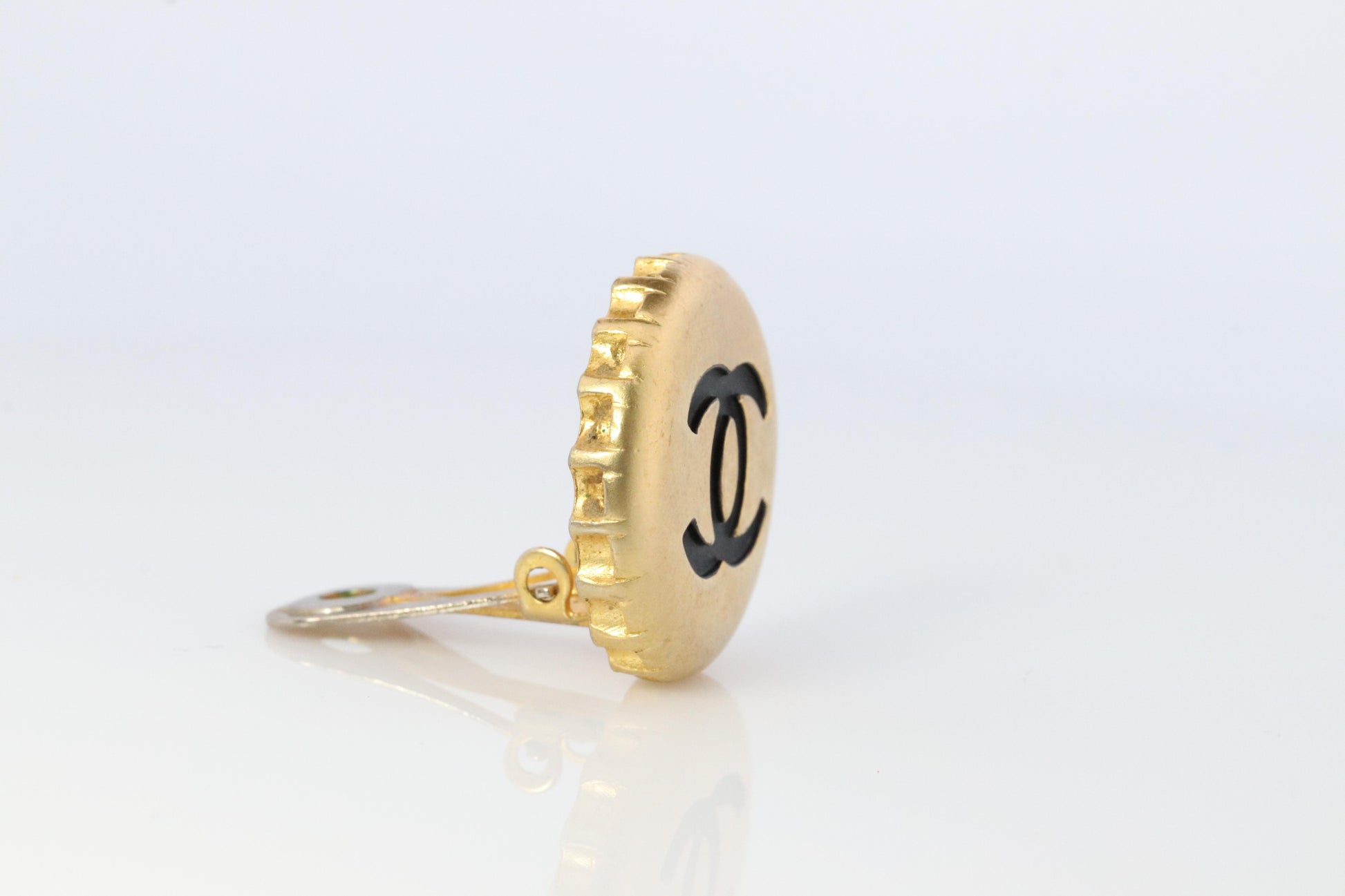 Chanel Earrings. Genuine CC CHANEL Round LOGO Bottle Cap Single earring