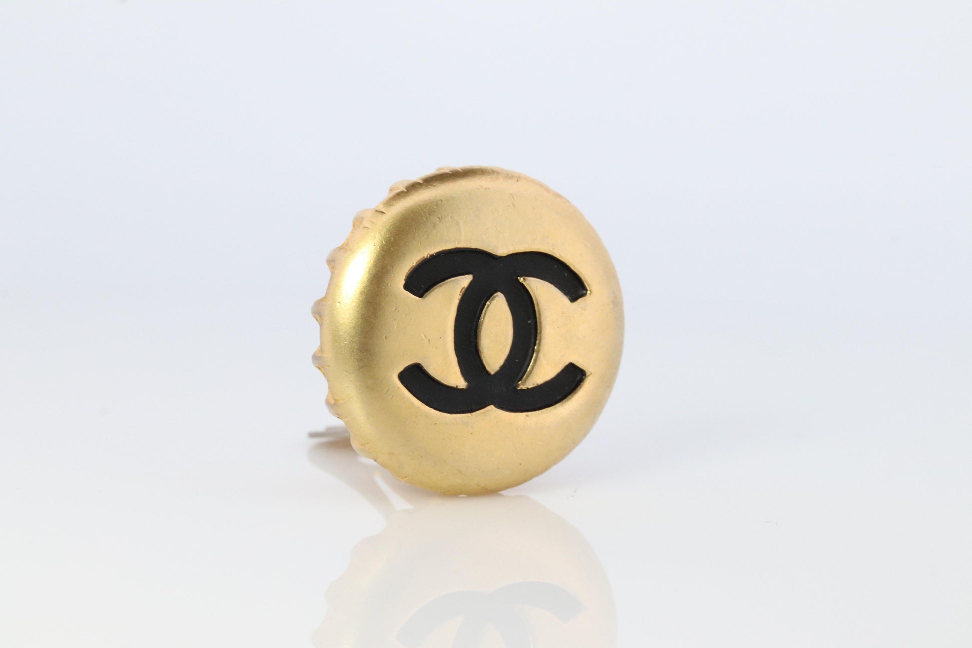 Chanel Earrings. Genuine CC CHANEL Round LOGO Bottle Cap Single earring