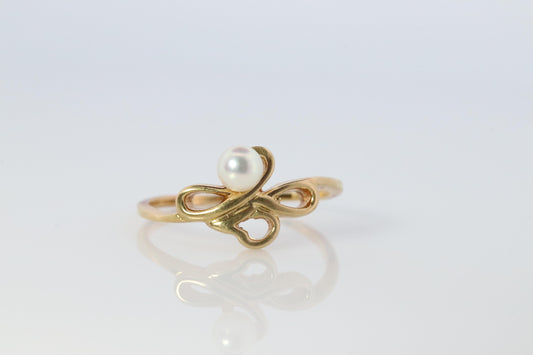 Mikimoto Ring. Vintage 18k Gold Mikimoto Pearl Cluster with Vines Dainty