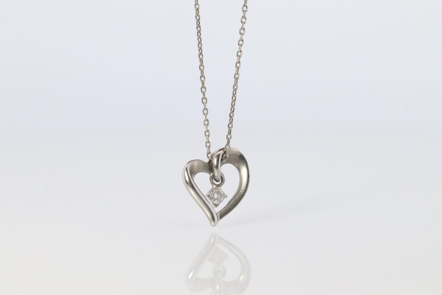 Yondo Sea necklace. 4℃ PT850 Platinum Heart Diamond Pendant.