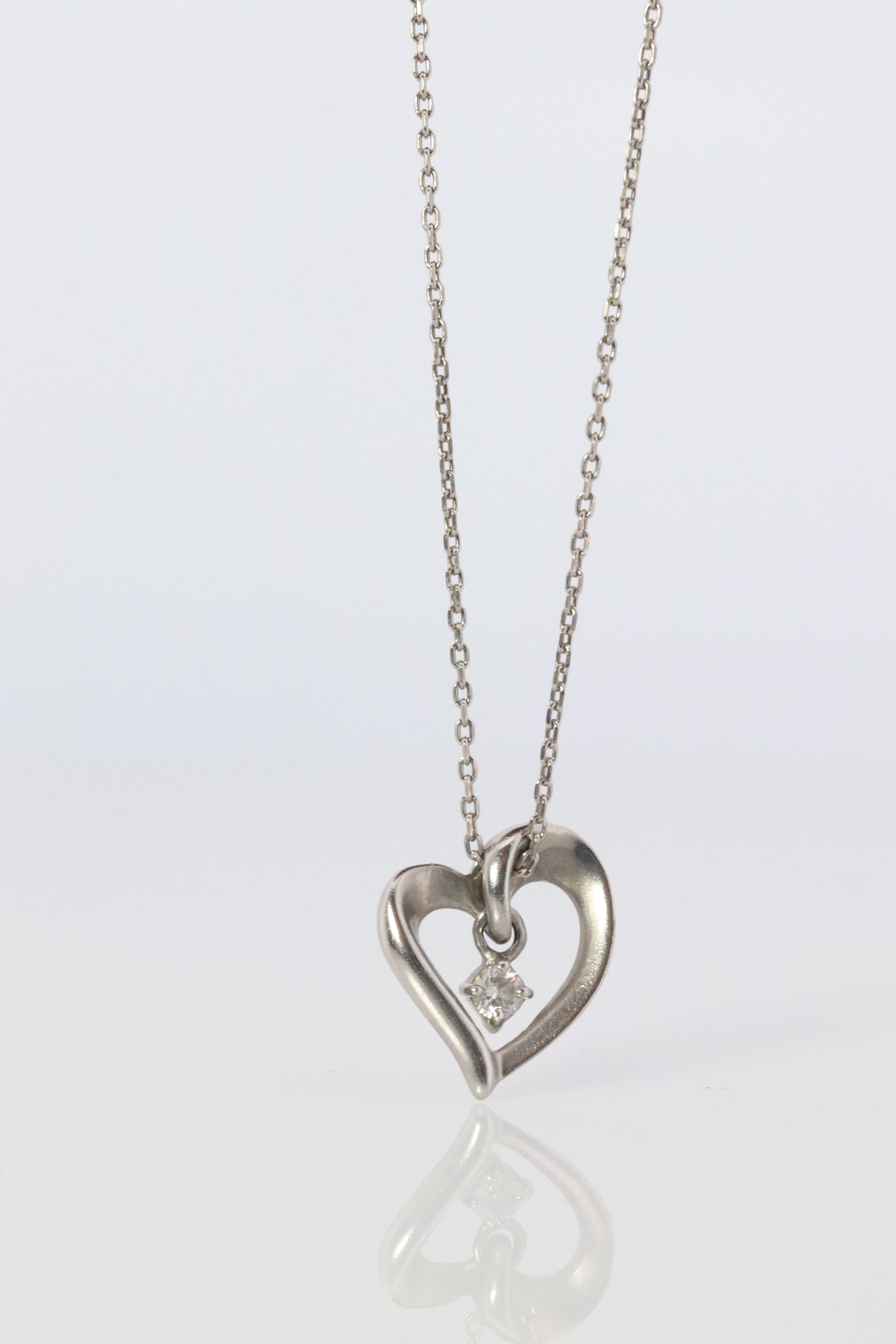 Yondo Sea necklace. 4℃ PT850 Platinum Heart Diamond Pendant.