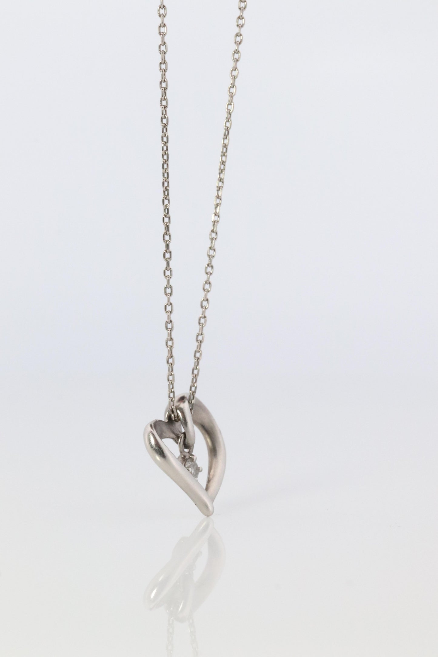 Yondo Sea necklace. 4℃ PT850 Platinum Heart Diamond Pendant.