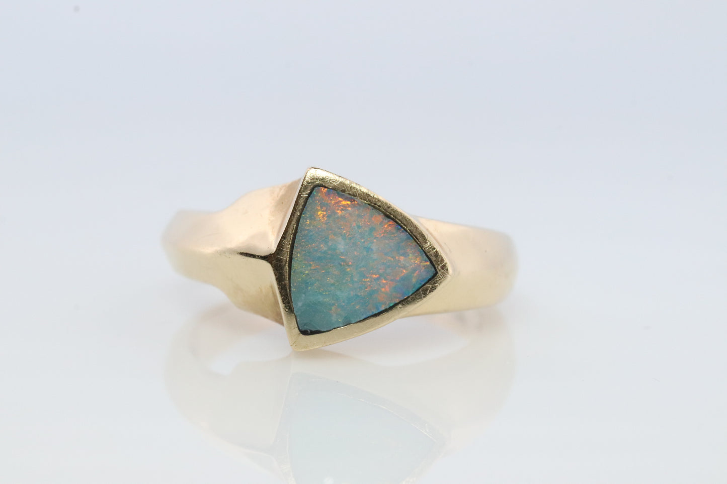 14-karätiger Opal-Inlay-Ring. Dreieckiger OPAL-Lünettenring. Hergestellt von BO. st(207)