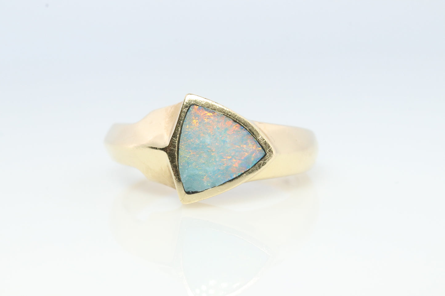 14-karätiger Opal-Inlay-Ring. Dreieckiger OPAL-Lünettenring. Hergestellt von BO. st(207)