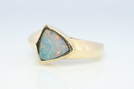 14-karätiger Opal-Inlay-Ring. Dreieckiger OPAL-Lünettenring. Hergestellt von BO. st(207)