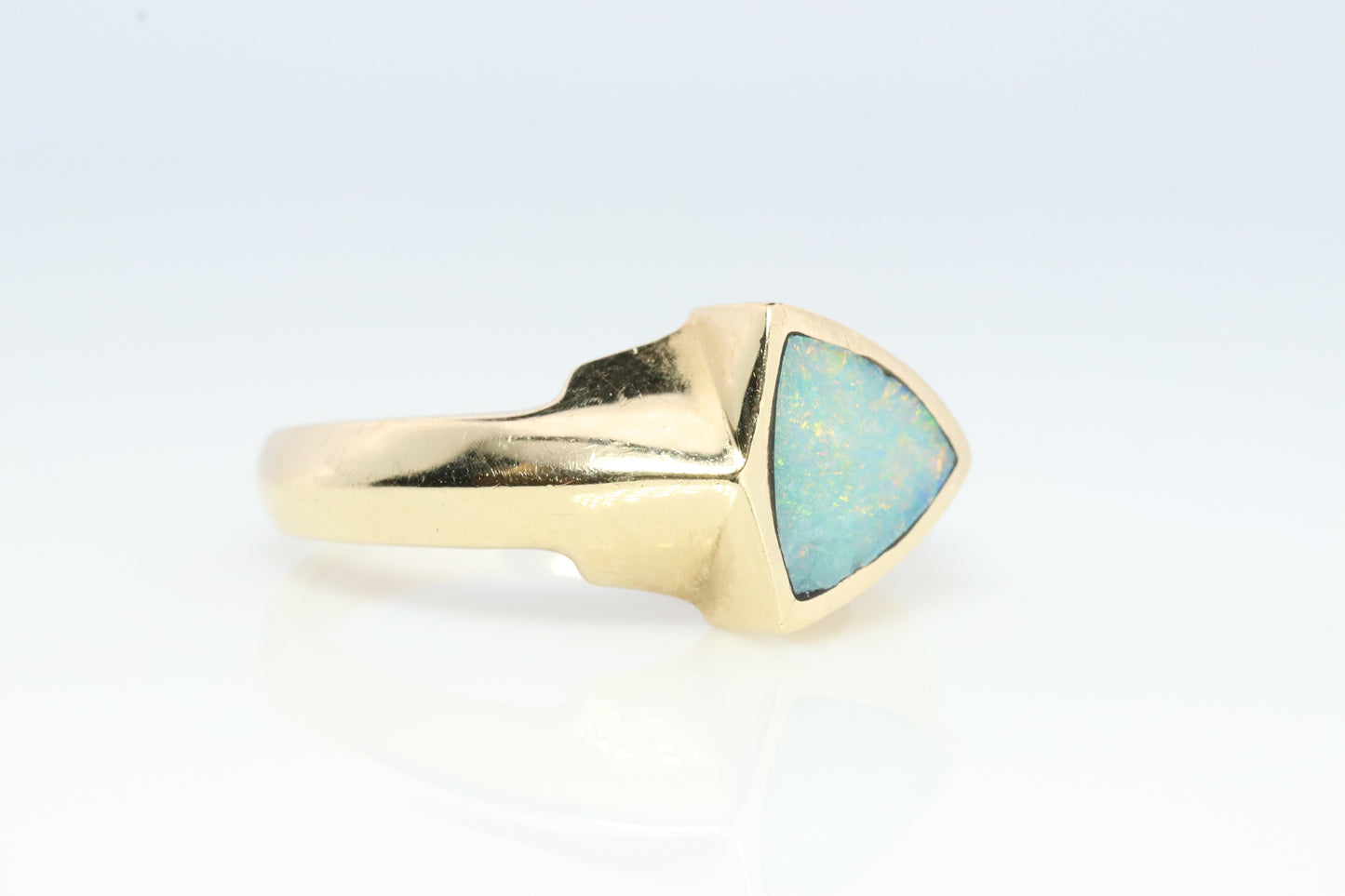 14-karätiger Opal-Inlay-Ring. Dreieckiger OPAL-Lünettenring. Hergestellt von BO. st(207)