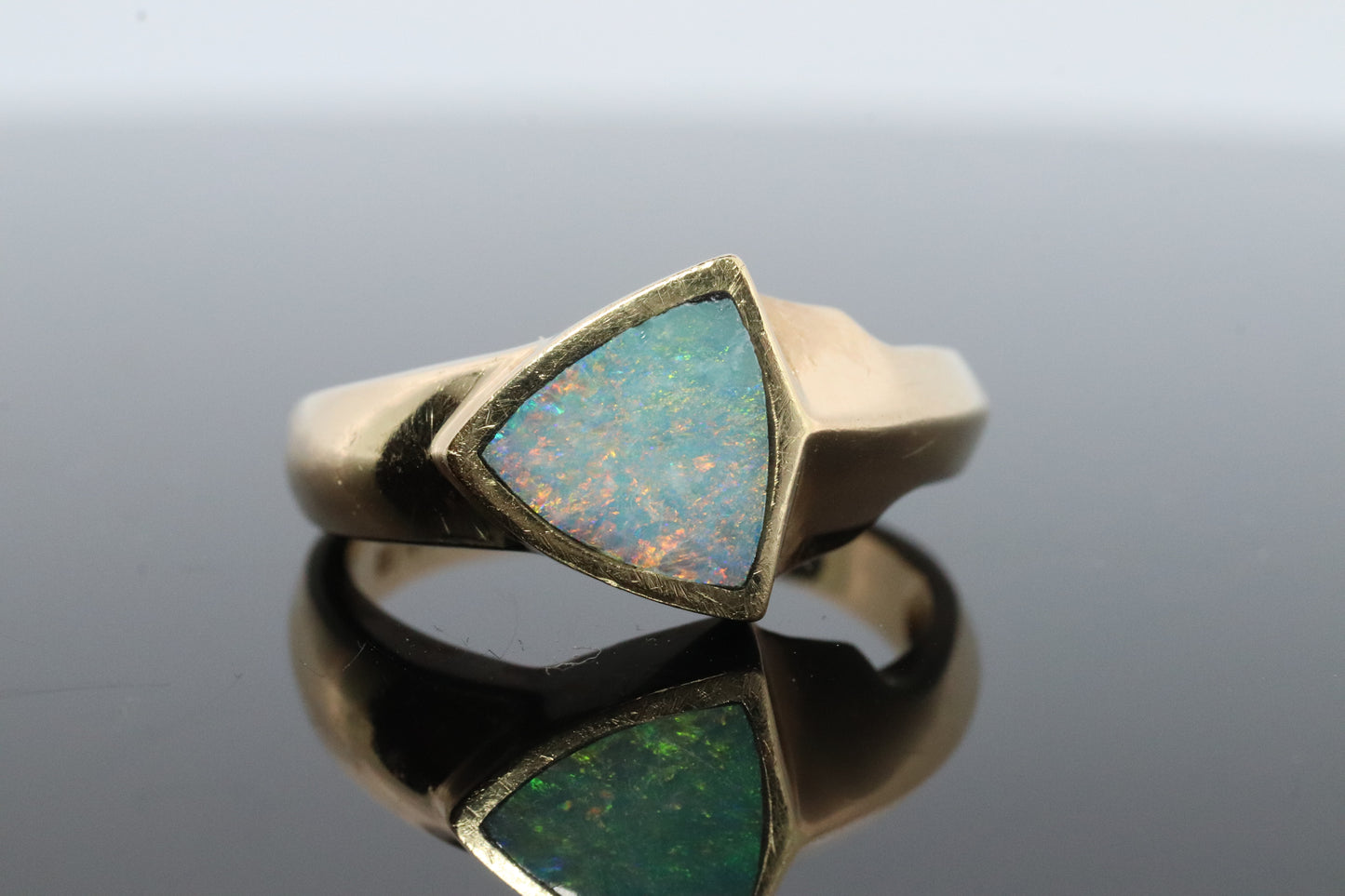 14-karätiger Opal-Inlay-Ring. Dreieckiger OPAL-Lünettenring. Hergestellt von BO. st(207)