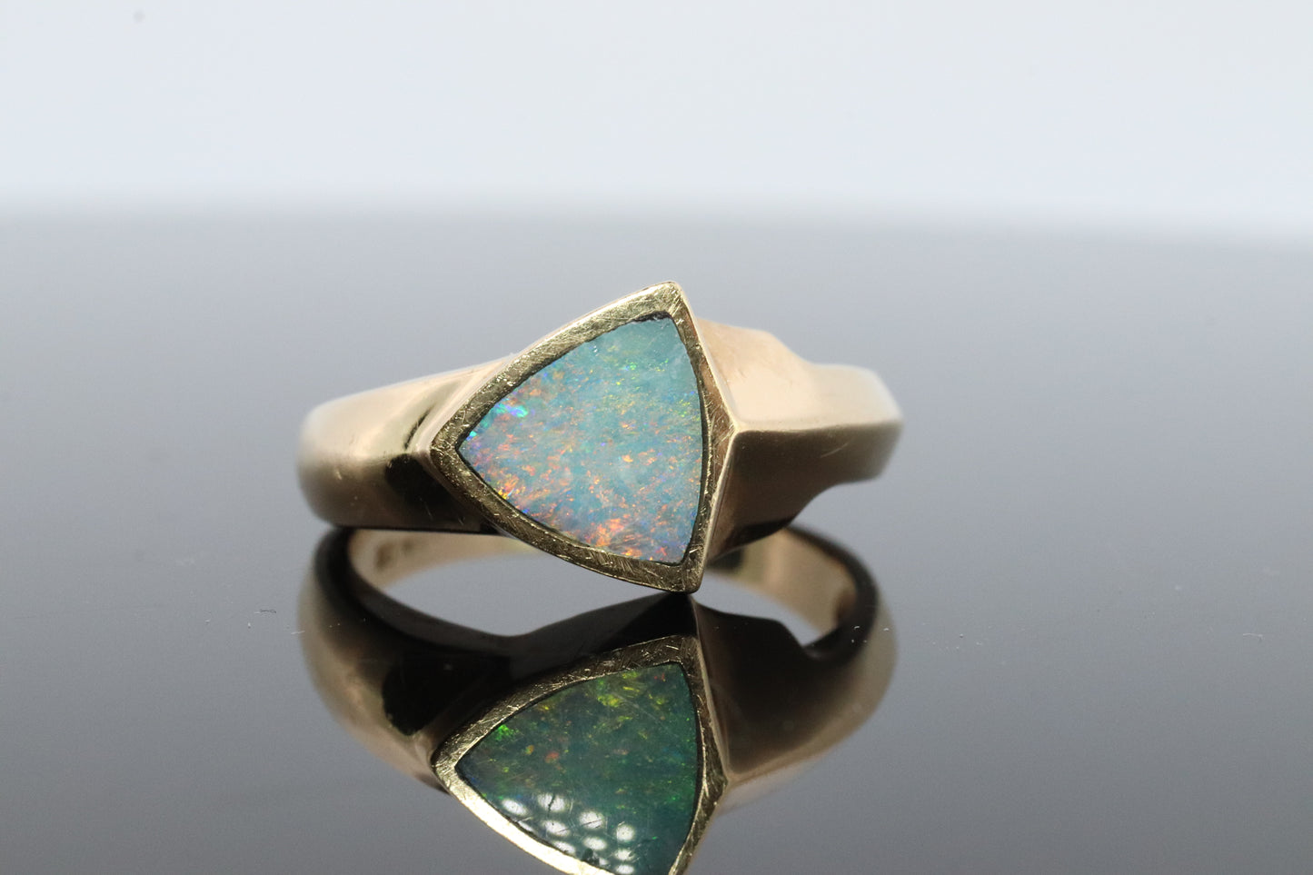 14-karätiger Opal-Inlay-Ring. Dreieckiger OPAL-Lünettenring. Hergestellt von BO. st(207)