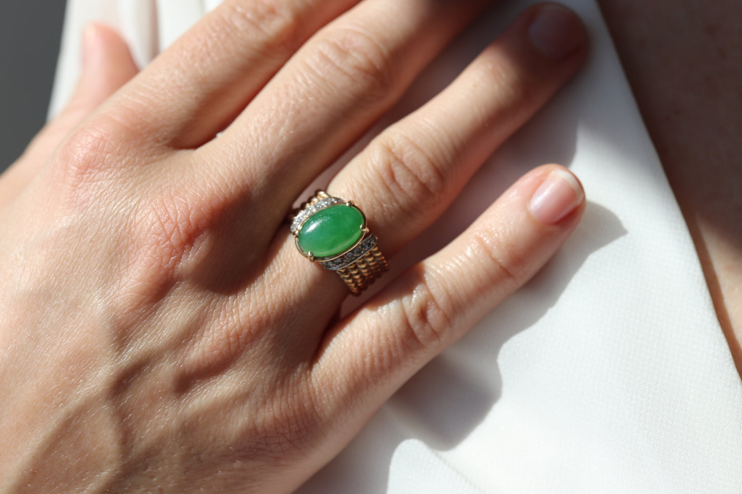 14-karätiger Apfel-Jade-Diamantring. Ring mit Jade-Cabochon-Krappenfassung. Mit Diamanten akzentuiert. Sehr seltener Jade-Siegelring. Schwere Band.