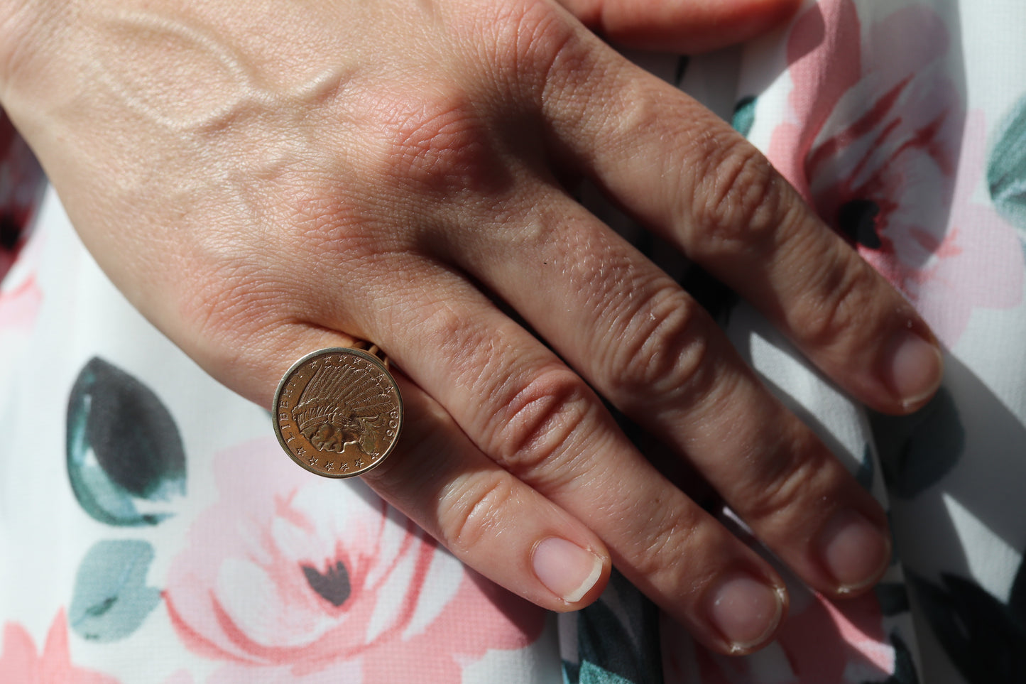 Ring aus 14-karätigem Gold mit einer Lünette aus 22-karätigem 2,5-Dollar-Münzen-Indianerhäuptling von 1908. Lünettensatz Siegelmünzenring.