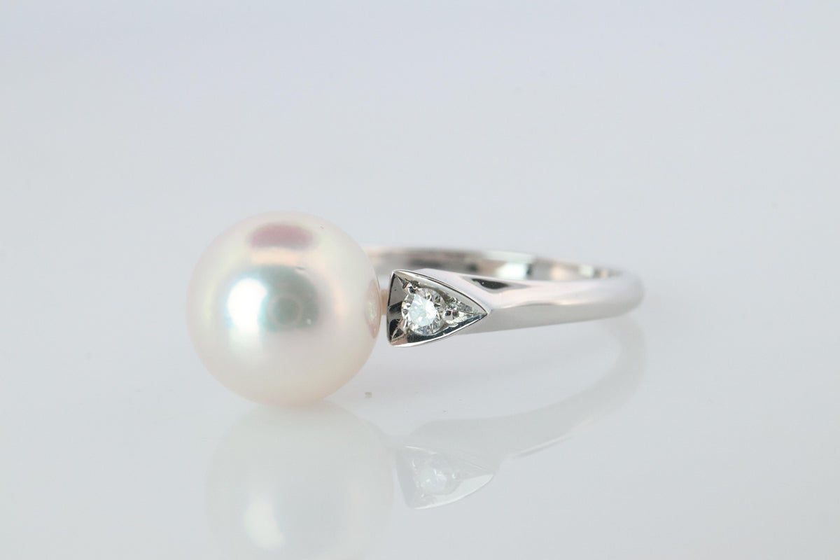 Mikimoto Pearl Solitaire Ring. Platinum PT950 Mikimoto Pearl Diamond ring.