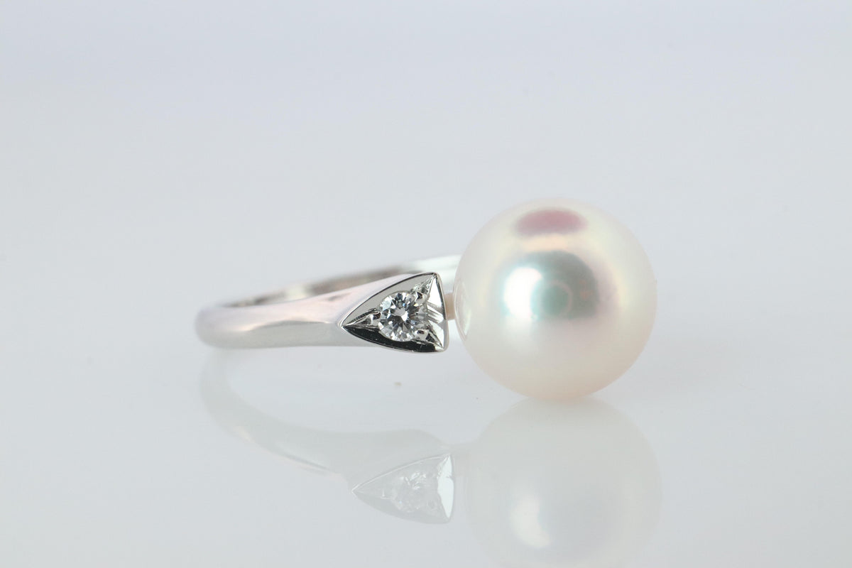 Mikimoto Pearl Solitaire Ring. Platinum PT950 Mikimoto Pearl Diamond ring.