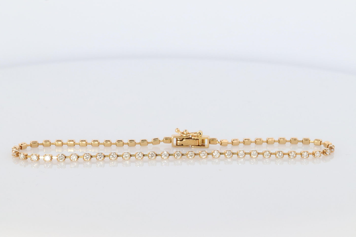 18k Diamond Tennis Bracelet. 18k round diamond Tennis bracelet. 1CTW