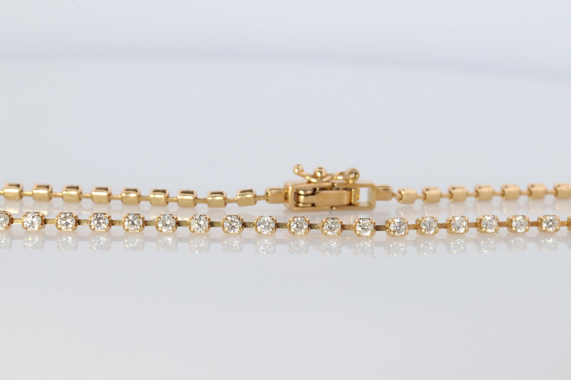 18k Diamond Tennis Bracelet. 18k round diamond Tennis bracelet. 1CTW