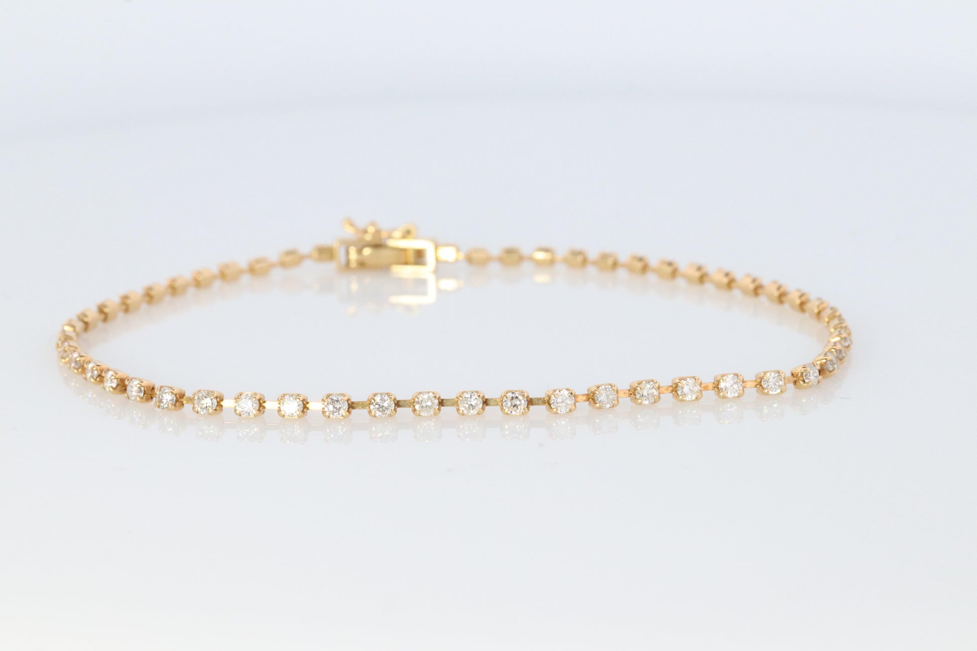 18k Diamond Tennis Bracelet. 18k round diamond Tennis bracelet. 1CTW