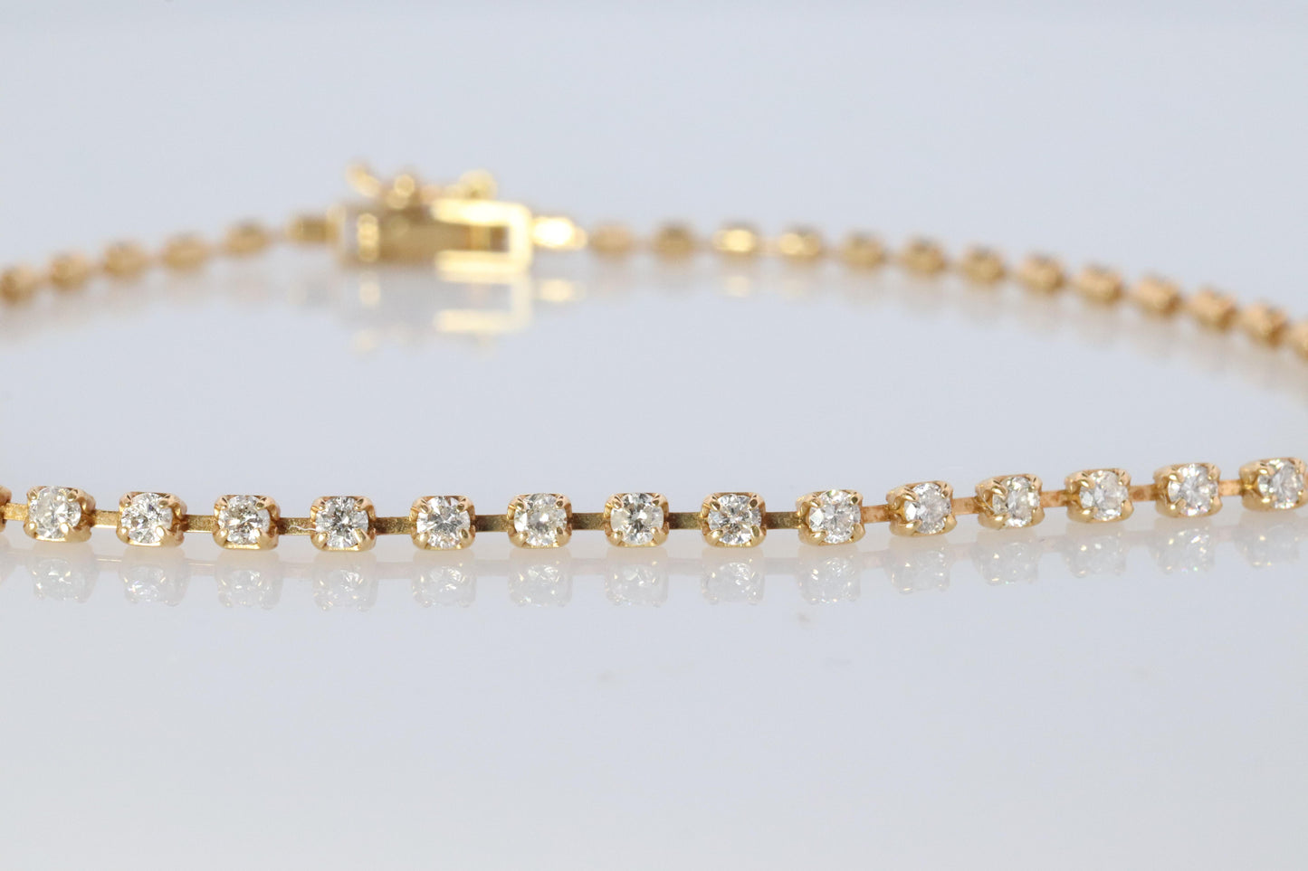 18k Diamond Tennis Bracelet. 18k round diamond Tennis bracelet. 1CTW